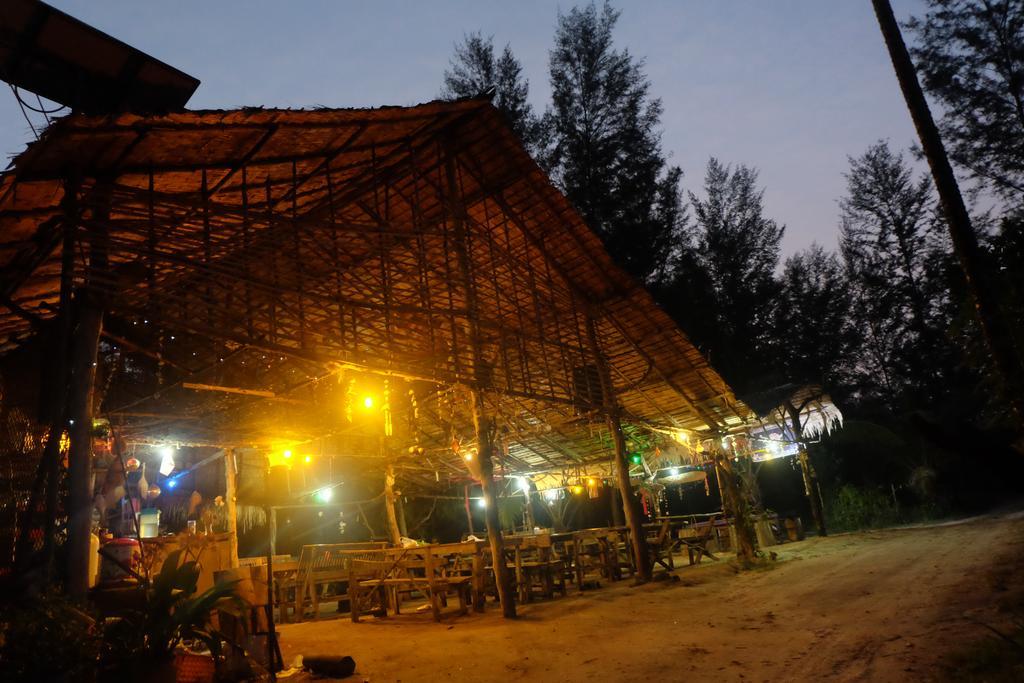 Mr. Chuoi Bar And Hut Hotel Ko Phra Thong Exterior photo